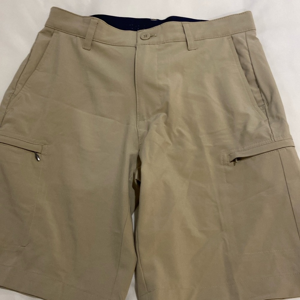 Men’s Izod golf shorts in khaki. Excellent condition